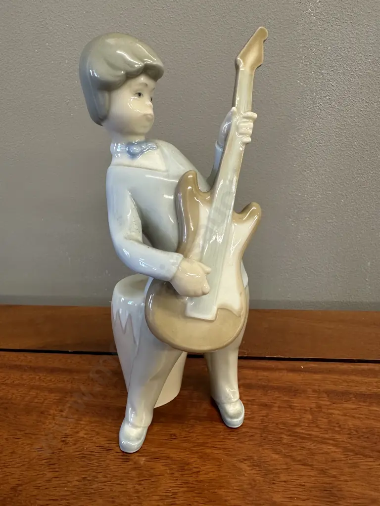 Lladro "Boy With Guitar" H19cm. Image 1++